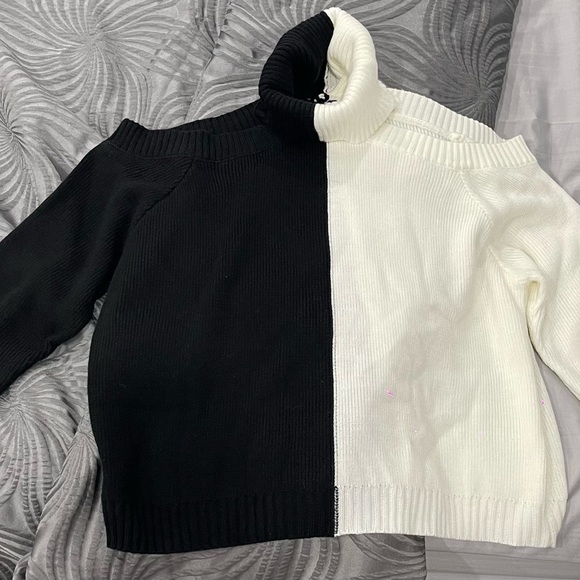 Off the shoulder turtleneck black and white Size Small - Picture 5 of 6